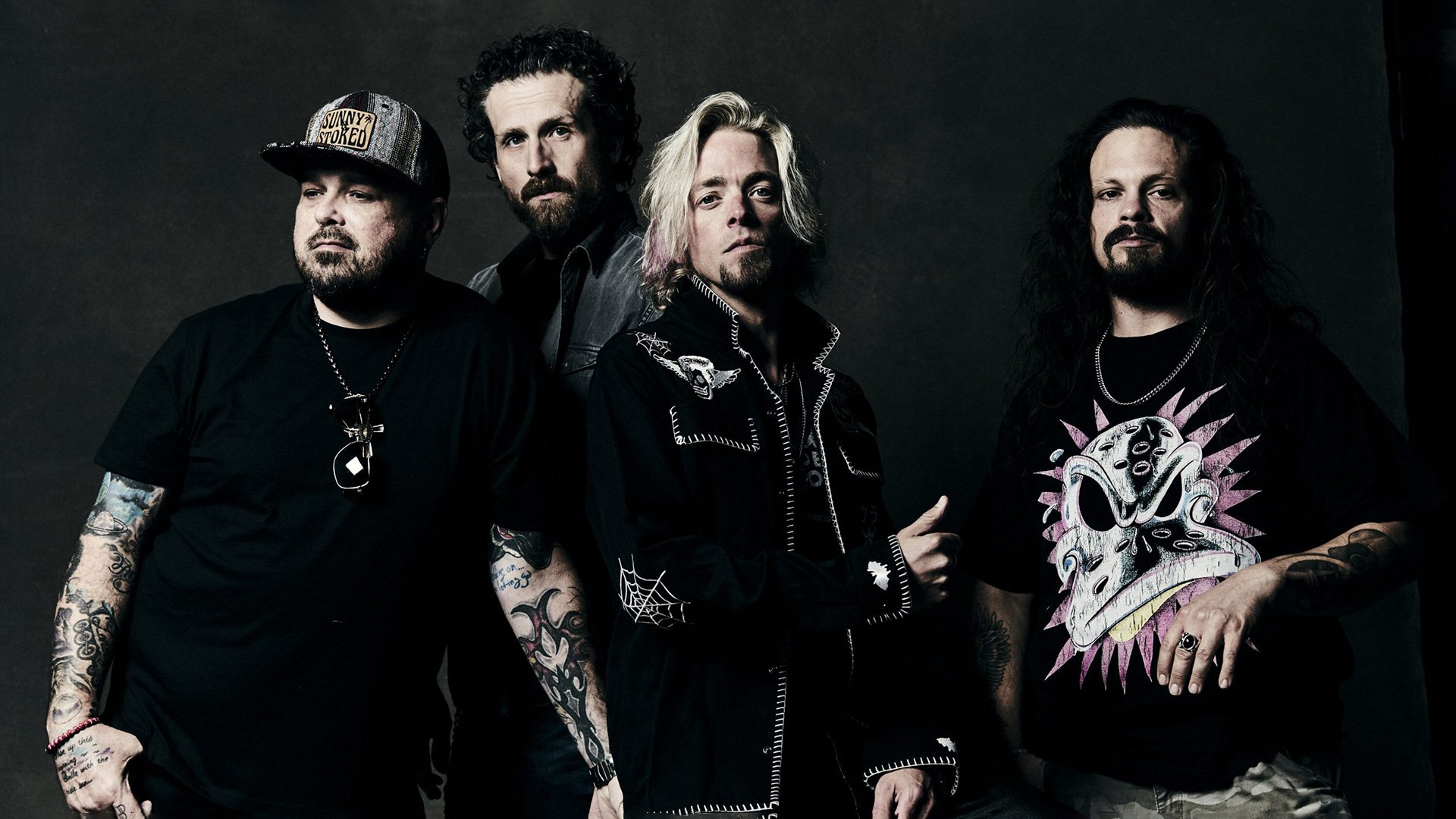 Foto für das Event von BLACK FOXXES mit den Künstlern vor schwarzem Hintergrund.