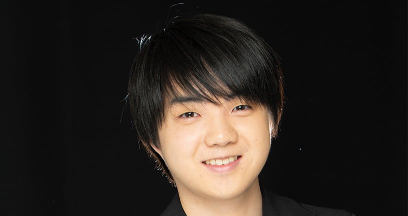 Mao Fujita vor schwarzem Hintergrund