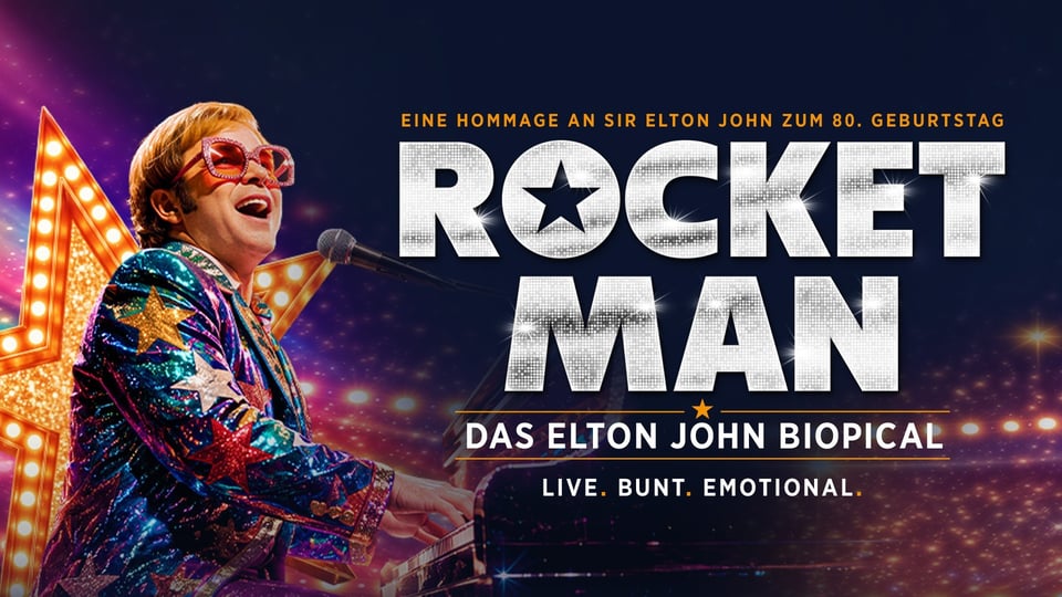 Plakatmotiv mit den Aufschriften Rocket Man, Das Elton John Biopical sowie Eine Hommage an Sir Elton John zum 80. Geburtstag. Zu sehen ist eine Person in glitzerndem, farbenfrohem Bühnenoutfit und großer roter Brille am Klavier vor einer beleuchteten Sternenkulisse.