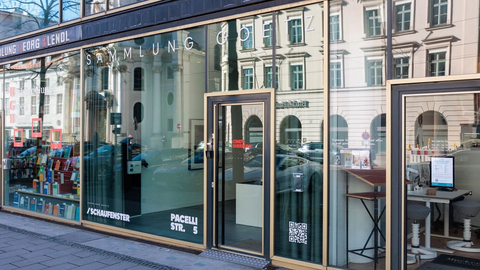 Außenansicht des Sammlung Goetz / Schaufenster in der Pacellistraße in München, Glasfassade mit Eingang und Blick in den Ausstellungsraum.