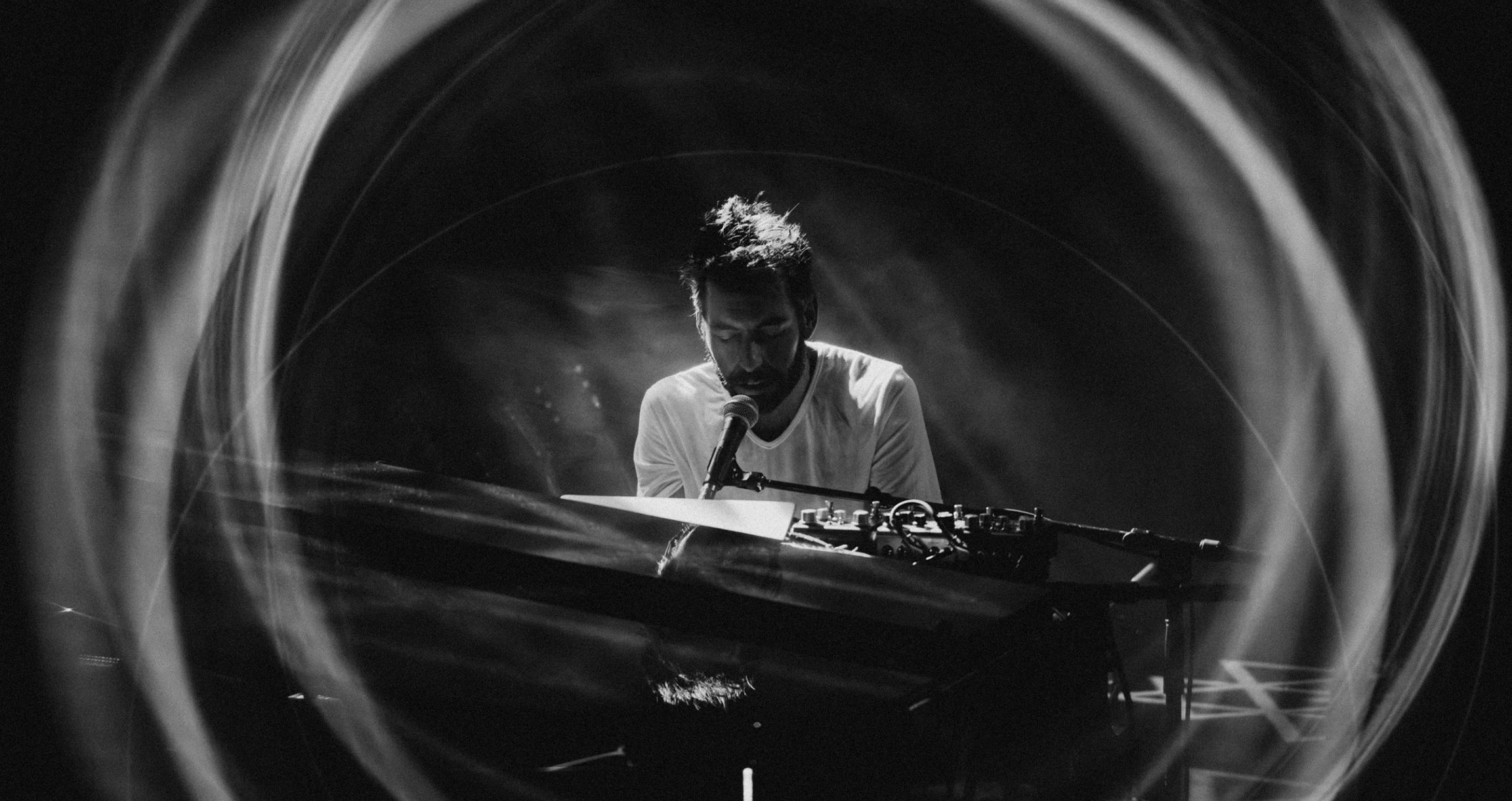 Schwarzweiß-Foto vom Live-Konzert von Leif Vollebekk