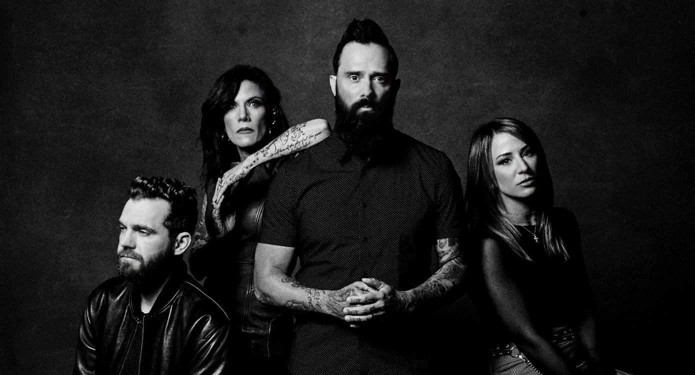 schwarz weiss Bild der vierköpfigen Band, zwei Damen und zwei Herren