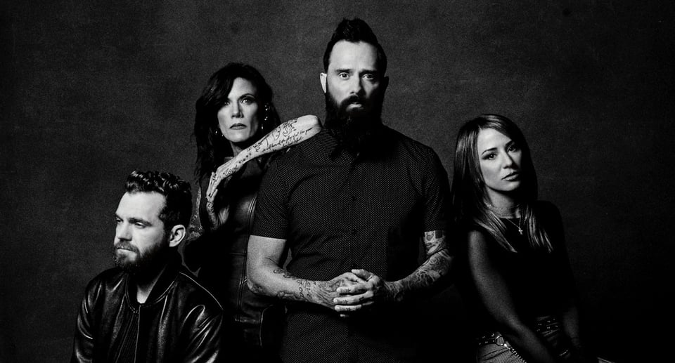 schwarz weiss Bild der vierköpfigen Band, zwei Damen und zwei Herren
