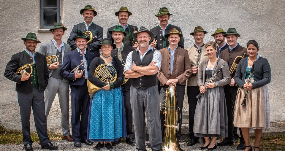 Foto für die Veranstaltung im Kurhaus Bad Aibling – Das Veranstaltungshaus, mit dem Orchester in traditionellen bayerischen Trachten.