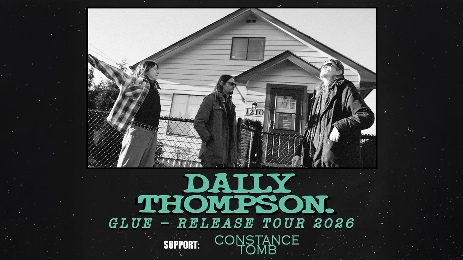 Schwarzweißfoto von drei Personen vor einem Wohnhaus, darunter grüner Schriftzug DAILY THOMPSON und Hinweis auf Tour 2026 sowie Support Constance Tomb
