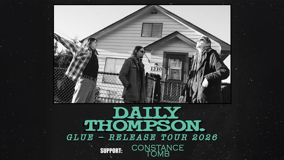 Schwarzweißfoto von drei Personen vor einem Wohnhaus, darunter grüner Schriftzug DAILY THOMPSON und Hinweis auf Tour 2026 sowie Support Constance Tomb