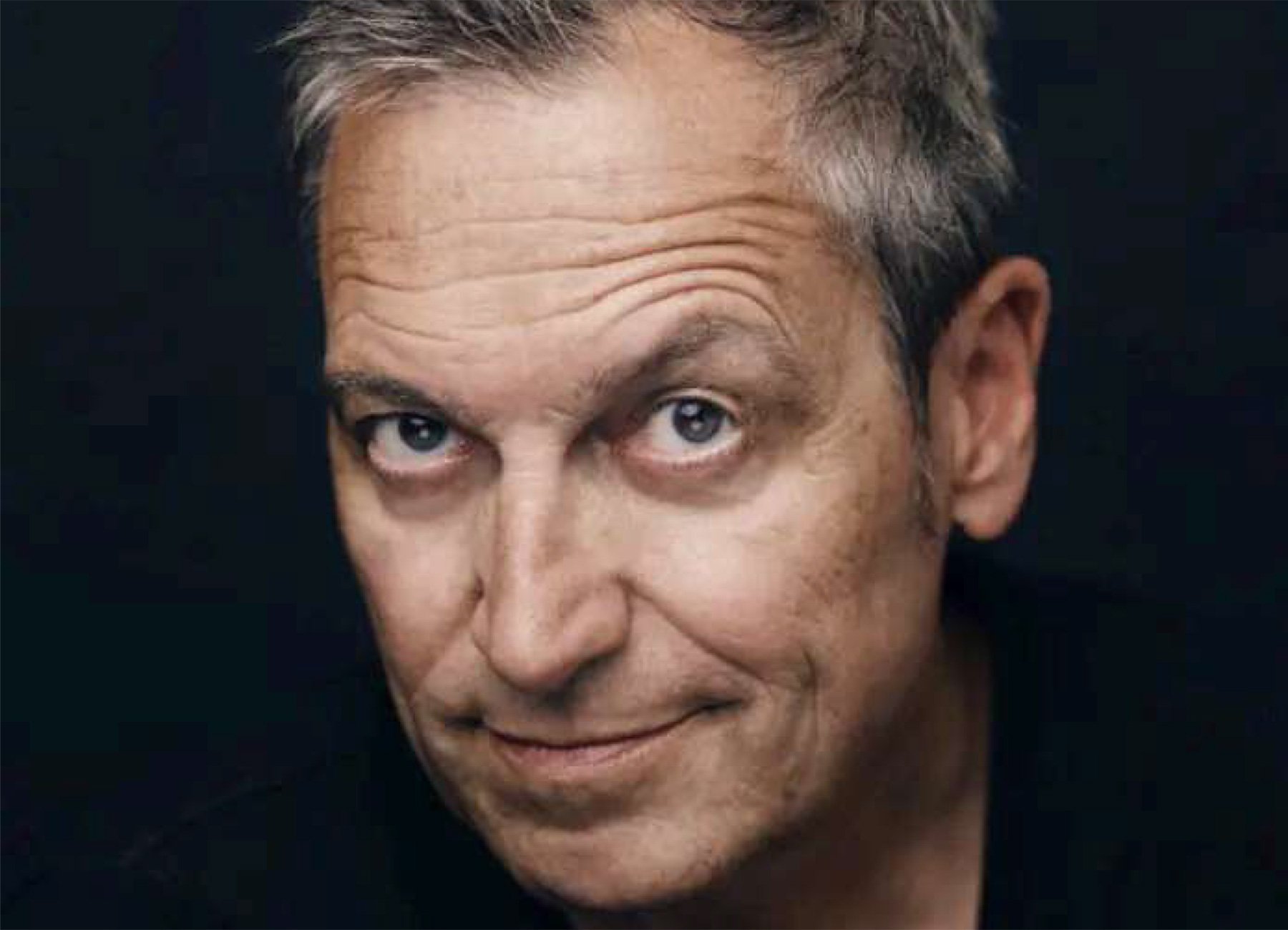Portrait von Mann mit schwarzem Hintergrund