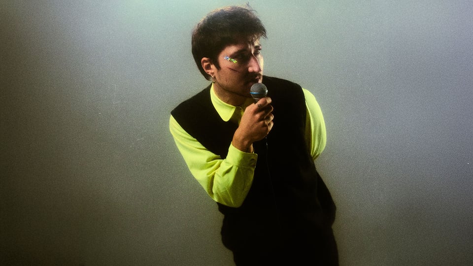 Foto für die Veranstaltung „STREICHELT“ mit einem Porträt des Künstlers mit Grain-Effekt.