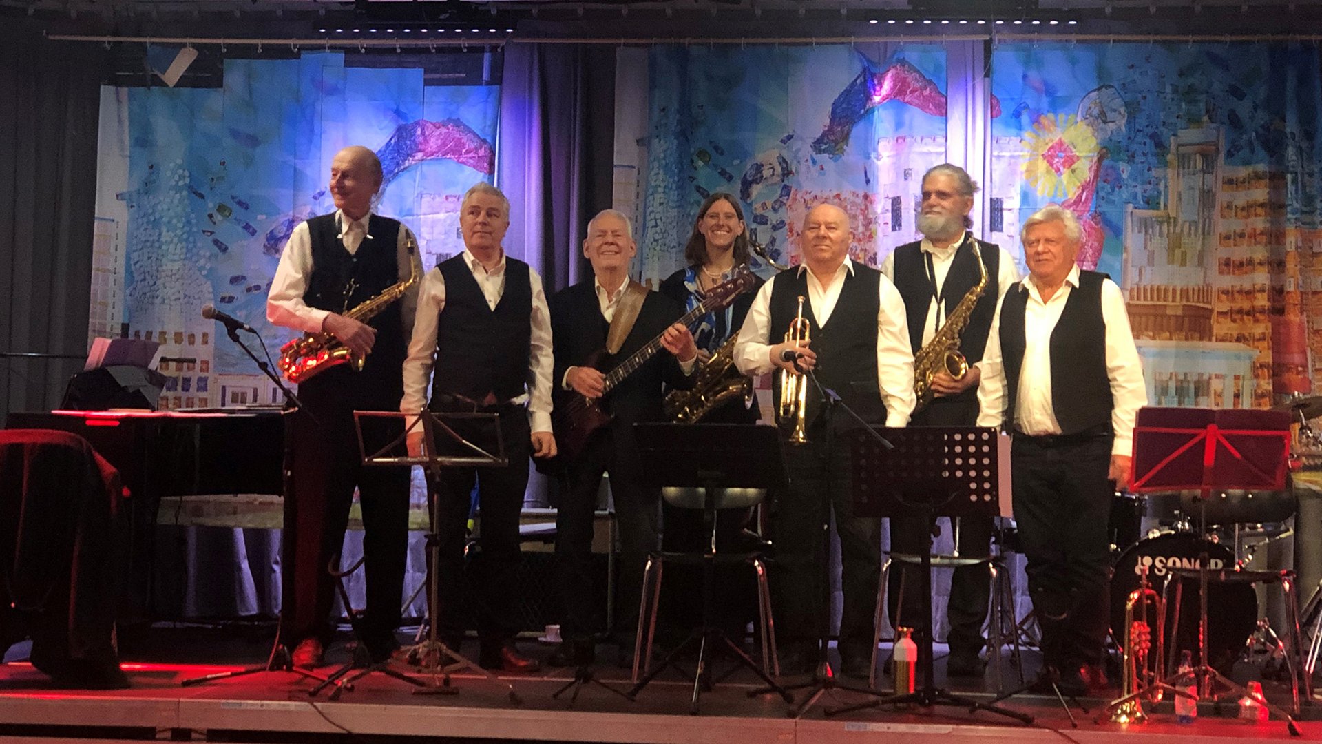 Bild des Sextetts auf der Bühne mit Instrumenten