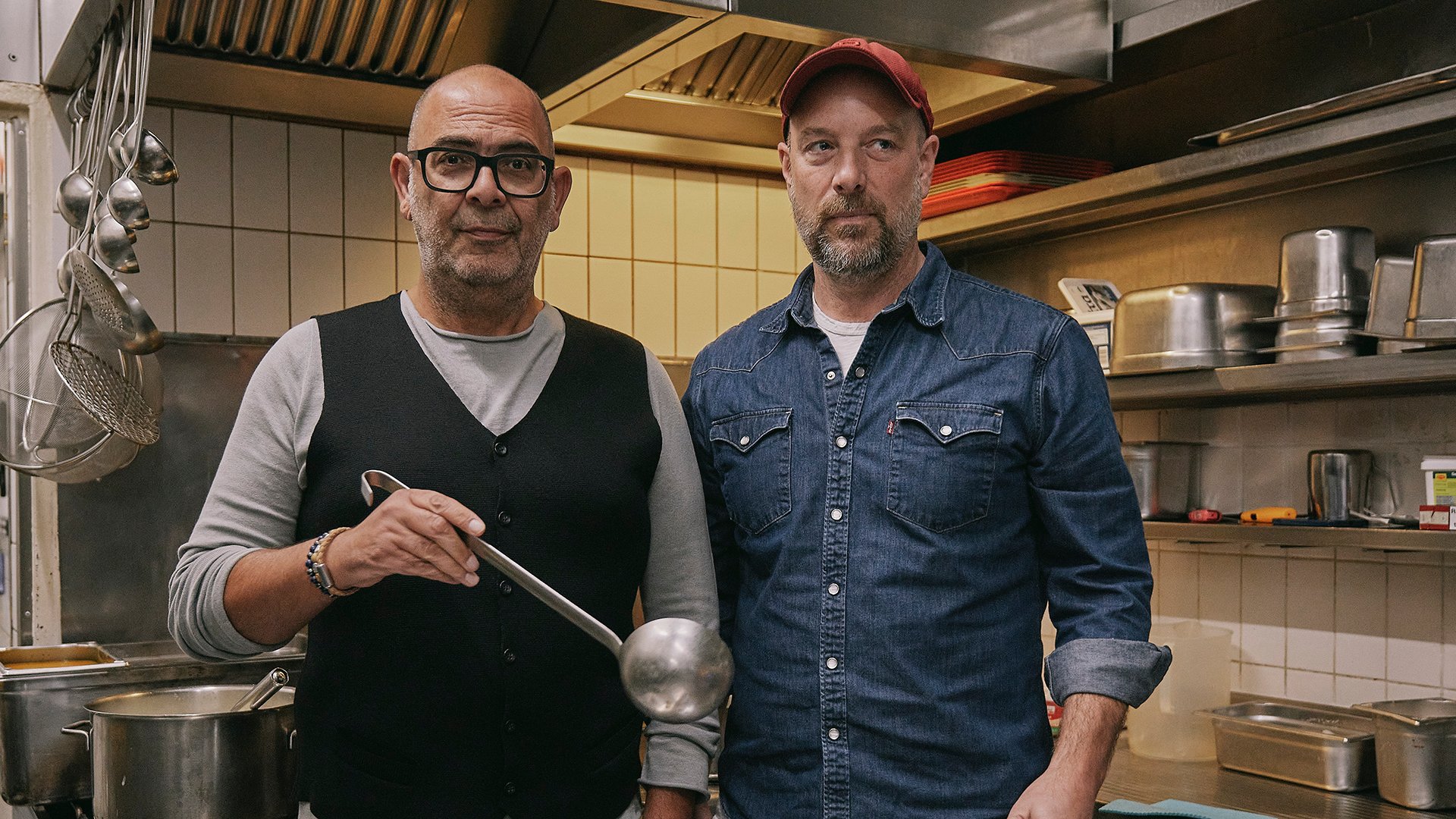 Foto für die Veranstaltung Ringlstetter & Zinner – Irgendwas mit Küche. Die beiden Künstler in einer Küche.