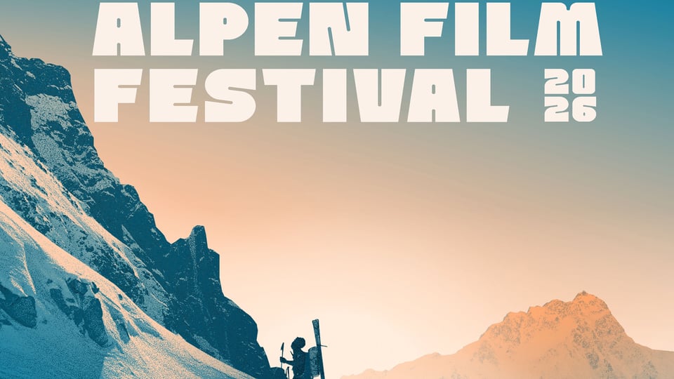 Grafisches Veranstaltungsplakat zum „Alpen Film Festival 2026“: Stilisiertes Bergpanorama mit steilen, felsigen Alpenhängen links und rechts, teilweise mit Schneeflächen. Im unteren Bildbereich ist die Silhouette einer wandernden Person mit Stöcken vor der Bergkulisse zu sehen. Der Himmel zeigt einen sanften Farbverlauf von Blau zu warmen Orange‑ und Beigetönen. Oben im Bild steht der große weiße Schriftzug „ALPEN FILM FESTIVAL 2026“. Das Motiv vermittelt Natur, Bergwelt und Outdoor‑Kultur im Kontext eines Filmfestivals.