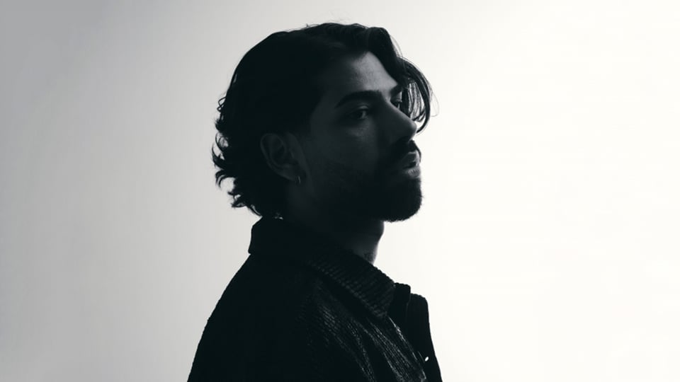 Ein schwarz-weiß Foto des Künstlers im Halbprofil