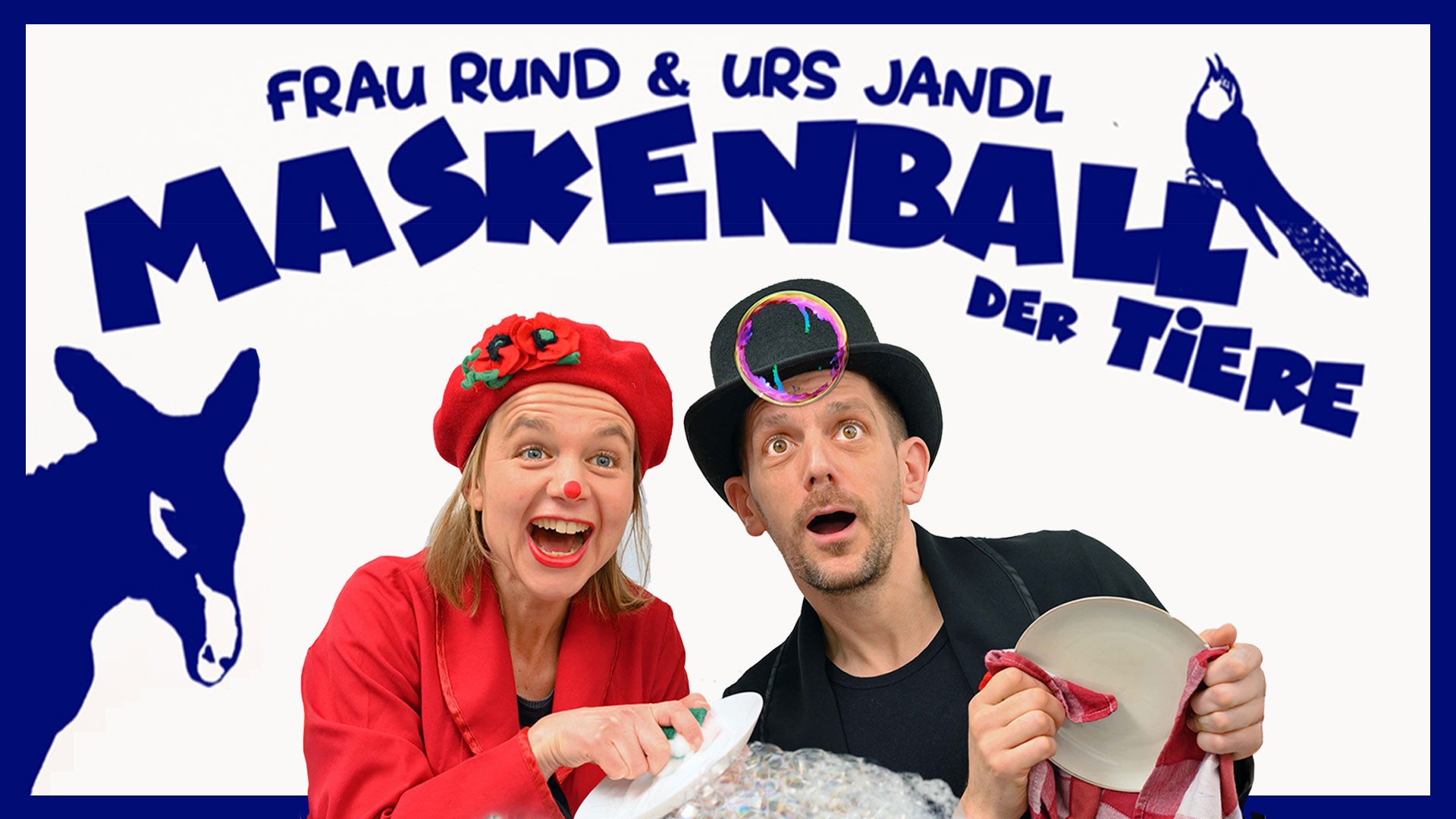 Plakat Maskenball der Tiere mit zwei Personen in rotem und schwarzem Bühnenkostüm, die Teller und Seifenblasen halten, vor hellem Hintergrund mit blauen Tiersilhouetten und großem Schriftzug Maskenball der Tiere von Frau Rund und Urs Jandl