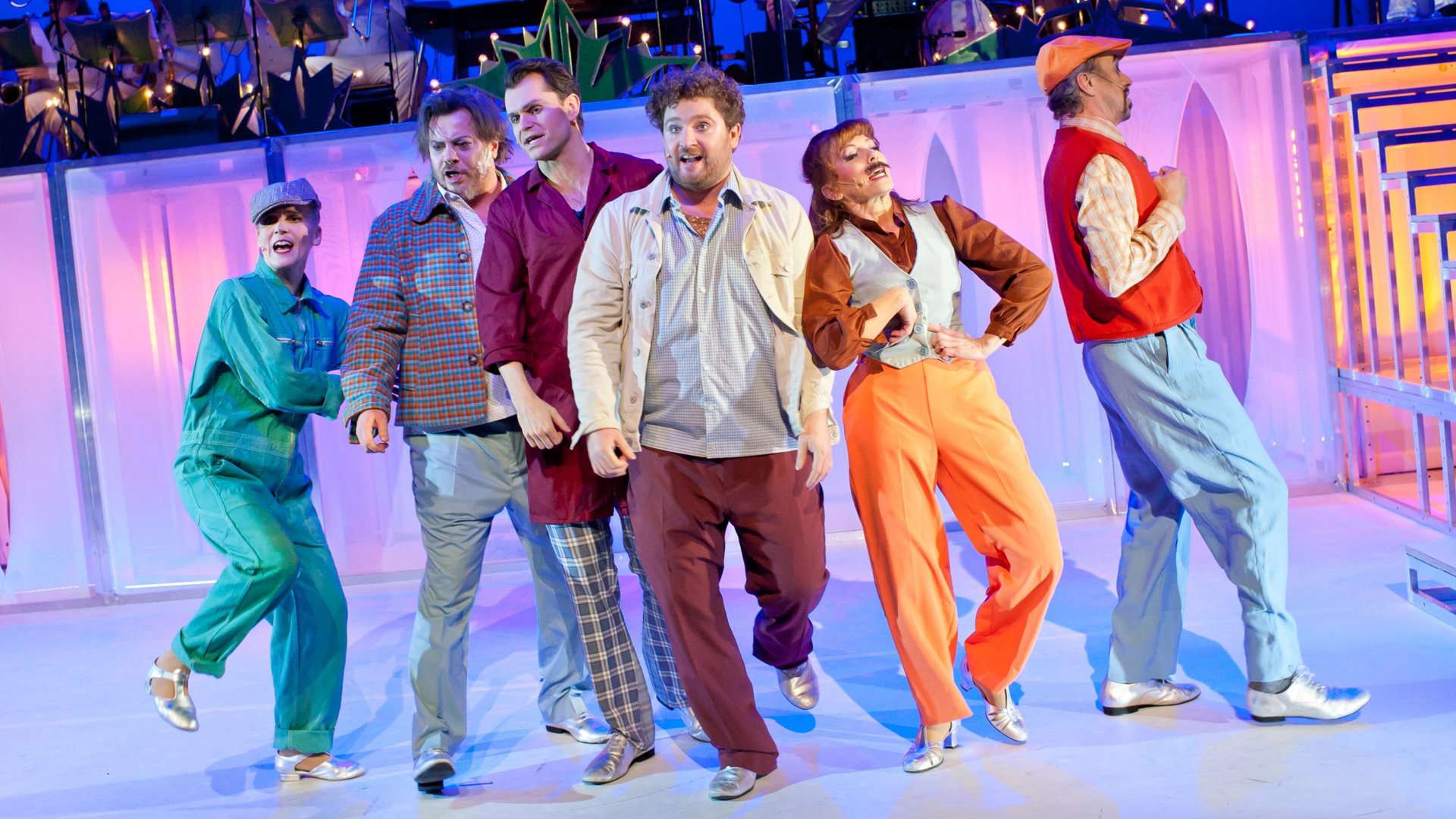 Foto für das Event Das Sommernachtstraum-Musical mit einigen Künstlern in bunter Kleidung.