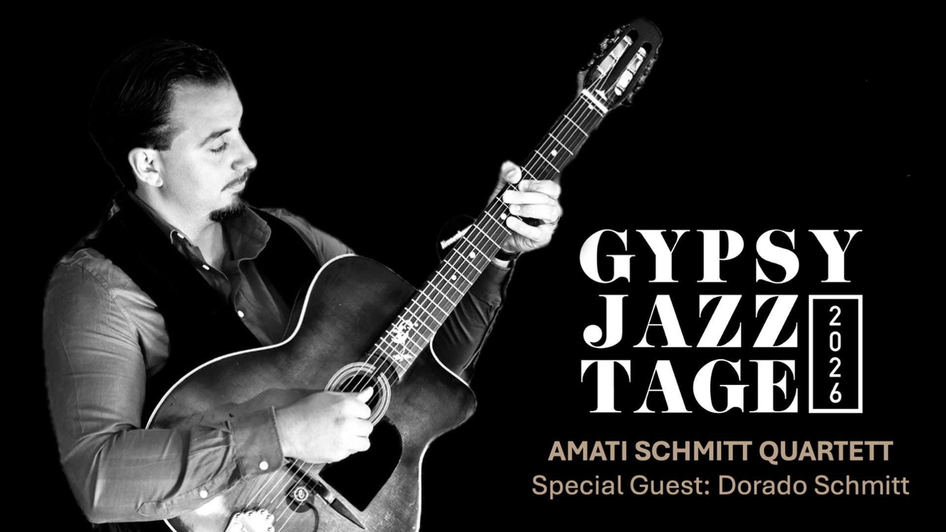 Schwarz-weiss Plakat mit einer Person mit Gitarre und Aufschrift Gypsy Jazz Tage 2026, Amati Schmitt Quartett, Special Guest Dorado Schmitt vor schwarzem Hintergrund