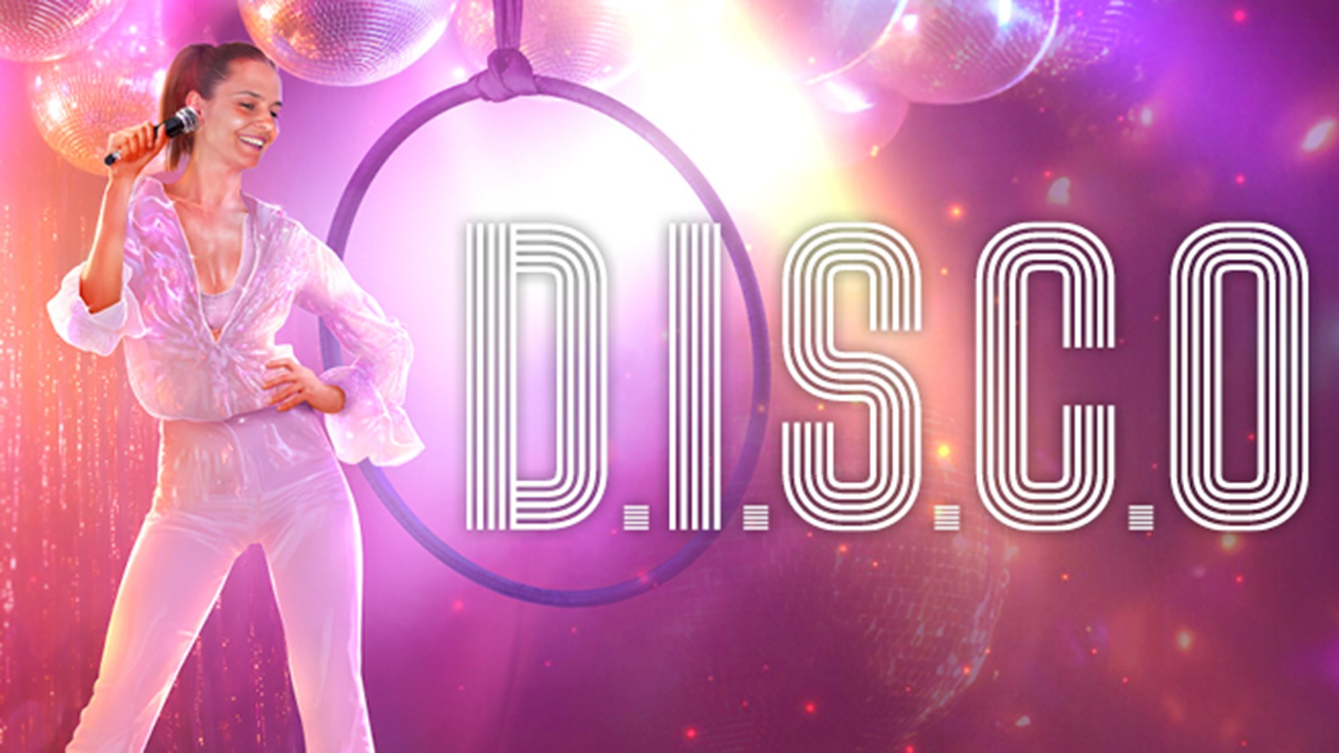 Künstlerin des GOP Varieté mit Mikrofon in einem glitzernden Disco‑Setting aus Lichtern und Spiegelkugeln, daneben groß der Schriftzug D.I.S.C.O