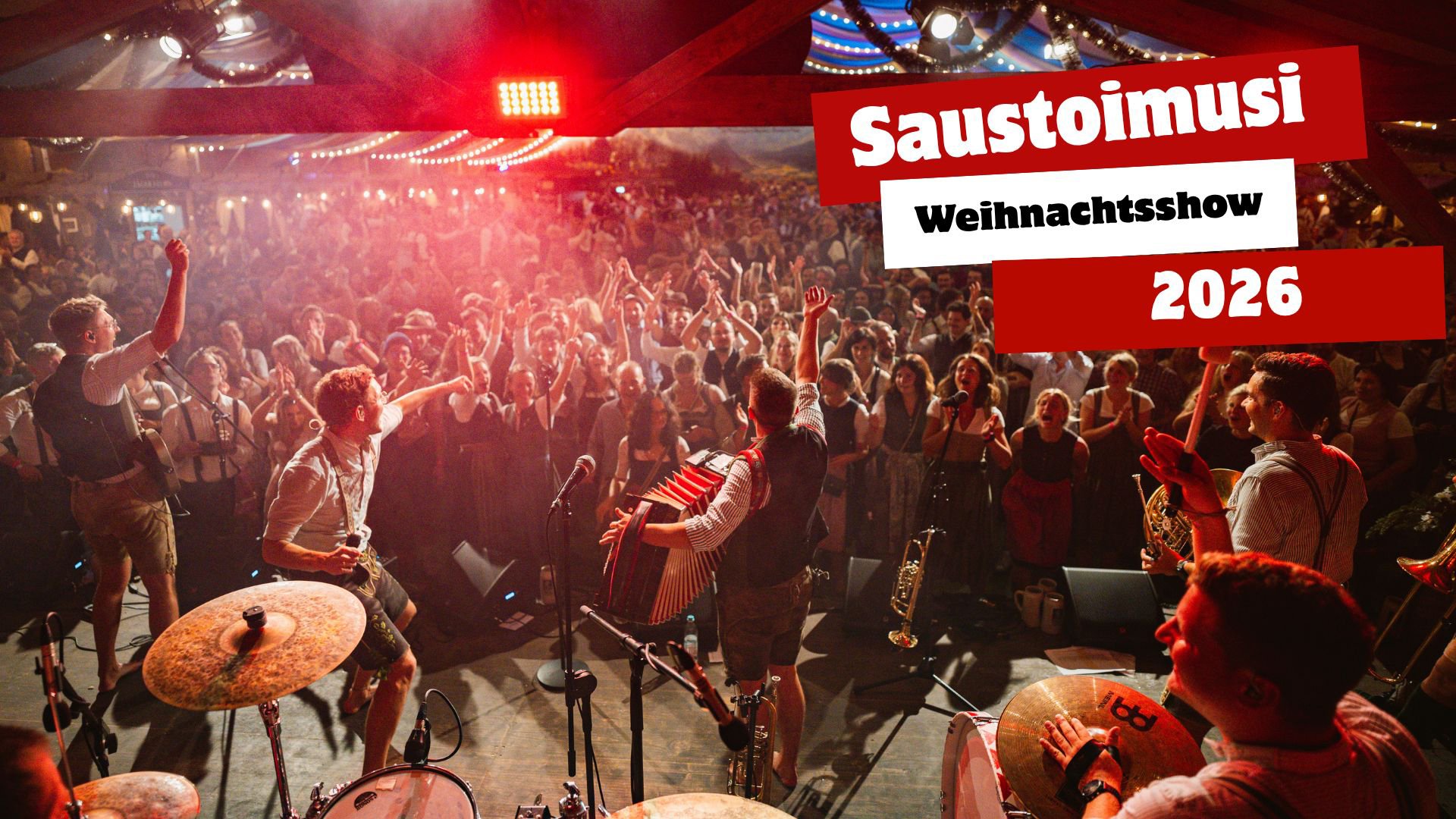Die Mitglieder der Saustoimusi	Konzert Weihnachtsshow auf einer Bühne in einem Festzelt, im Hintergrund Publikum sowie Banner mit Titel der Veranstaltung