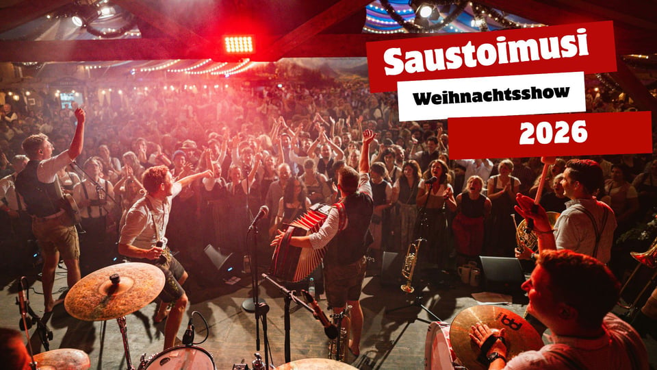 Die Mitglieder der Saustoimusi	Konzert Weihnachtsshow auf einer Bühne in einem Festzelt, im Hintergrund Publikum sowie Banner mit Titel der Veranstaltung