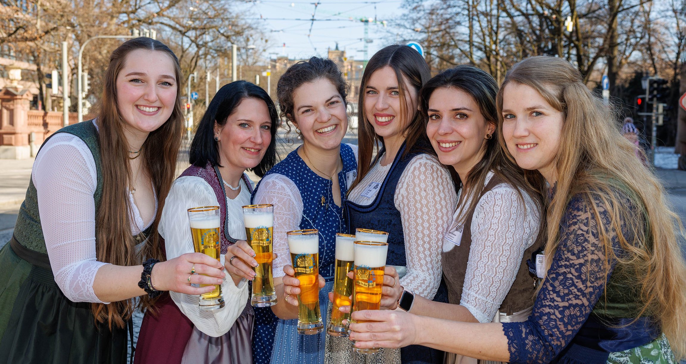 Sechs Damen in Tracht mit Biergläsern