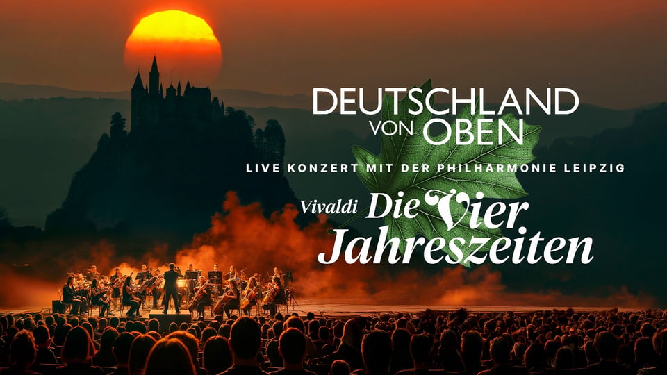 Plakat Deutschland von oben – Die Vier Jahreszeiten mit großem Orchester vor Publikum auf einer Open-Air-Bühne, dahinter die Silhouette einer Burg vor einer untergehenden Sonne sowie die Titel Deutschland von oben und Vivaldi Die Vier Jahreszeiten.
