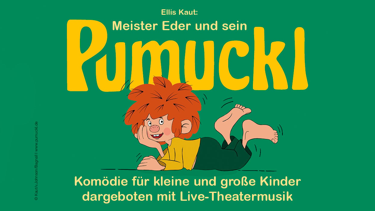 Illustration der bekannten Kinderfigur Pumuckl mit roten Haaren, gelbem Oberteil und grüner Hose auf grünem Hintergrund. Pumuckl liegt auf dem Bauch und stützt den Kopf auf eine Hand. Über der Figur steht der Titel „Ellis Kaut: Meister Eder und sein Pumuckl“ in großen gelben Buchstaben. Darunter der Text: „Komödie für kleine und große Kinder dargeboten mit Live-Theatermusik“