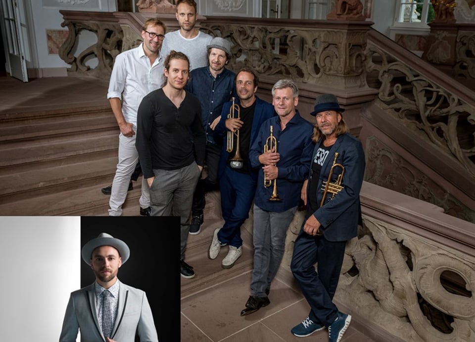 Foto der Gruppe auf einer Treppe mit Instrumenten.