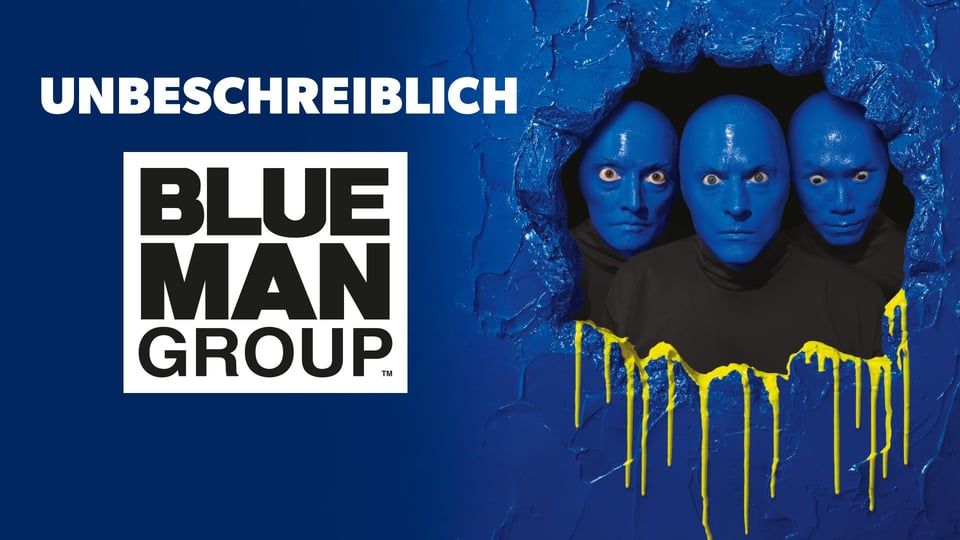 Drei blau bemalte Köpfe blicken durch eine aufgebrochene blaue Wand mit gelben Farbtropfen; links weißer Schriftzug UNBESCHREIBLICH Blue Man Group