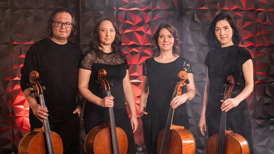 Vier Musikerìnnen der Cello Nation mit Instrumenten, in schwarz gekleidet