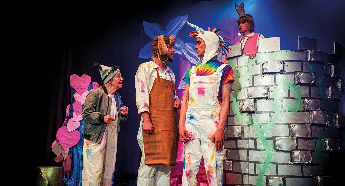 ein Foto des Stücks mit vier Schauspielern auf der Bühne