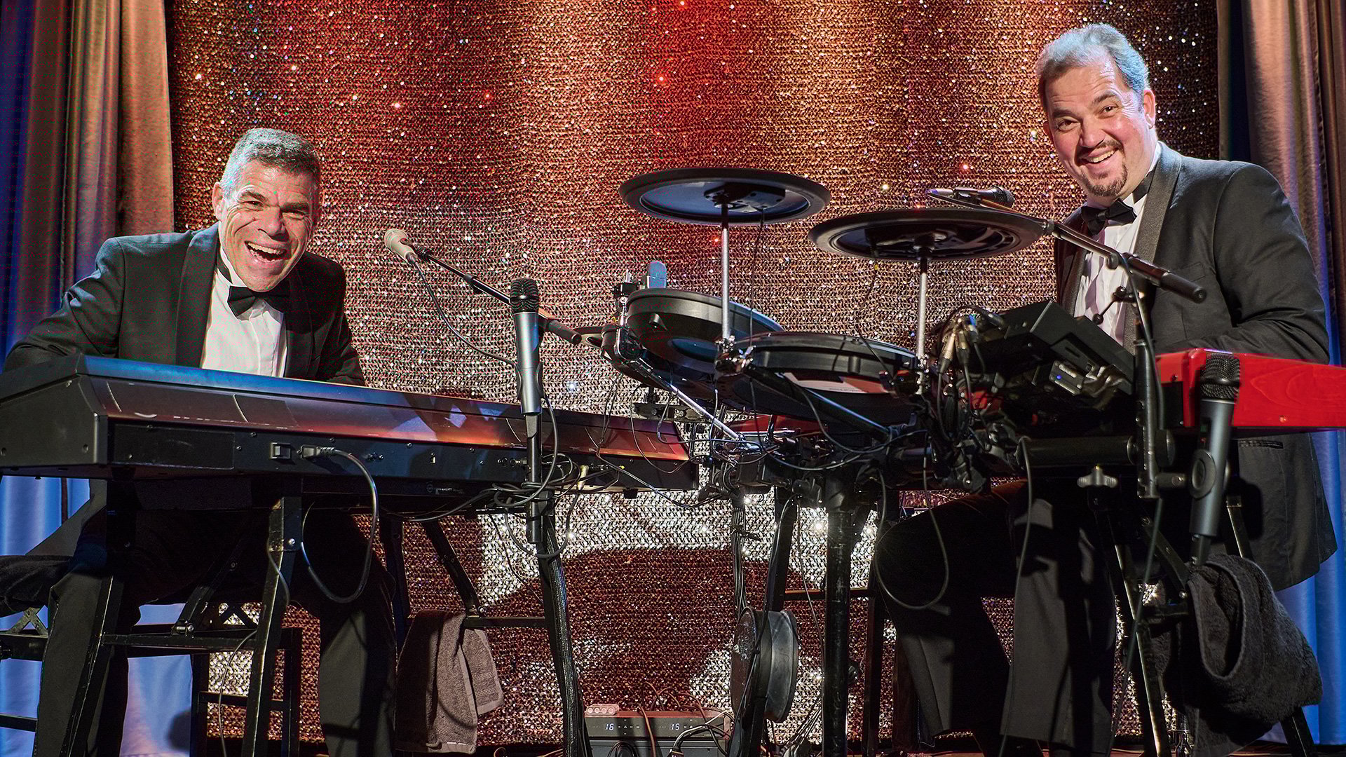 Ein Foto für die Veranstaltung ‚Notenlos – das Wunschkonzert der Extraklasse‘ mit den beiden Musikern, die live spielen