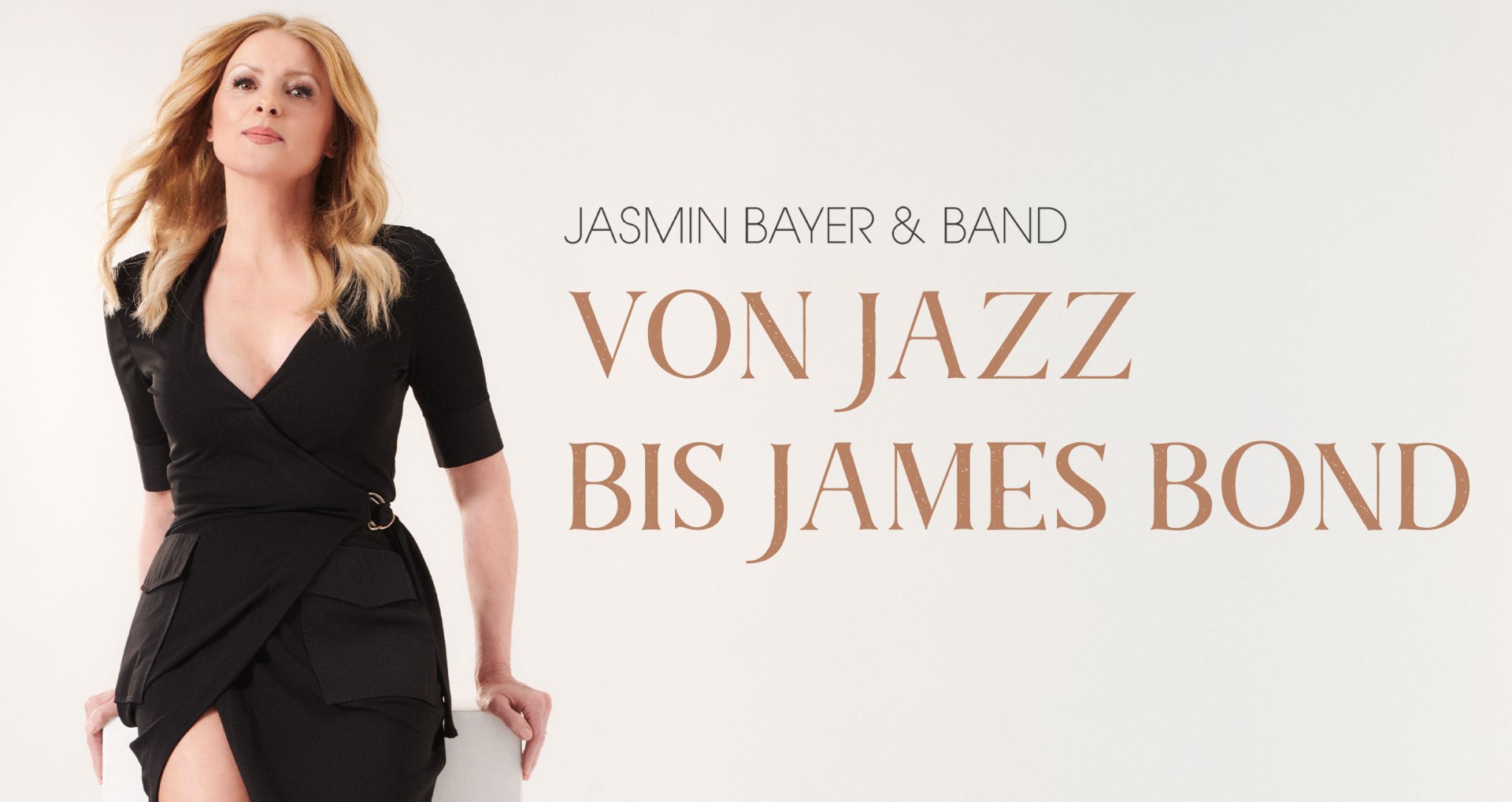 Jasmin Bayer - Frau mit langen blonden Haare und einem schwarzen Kleid 