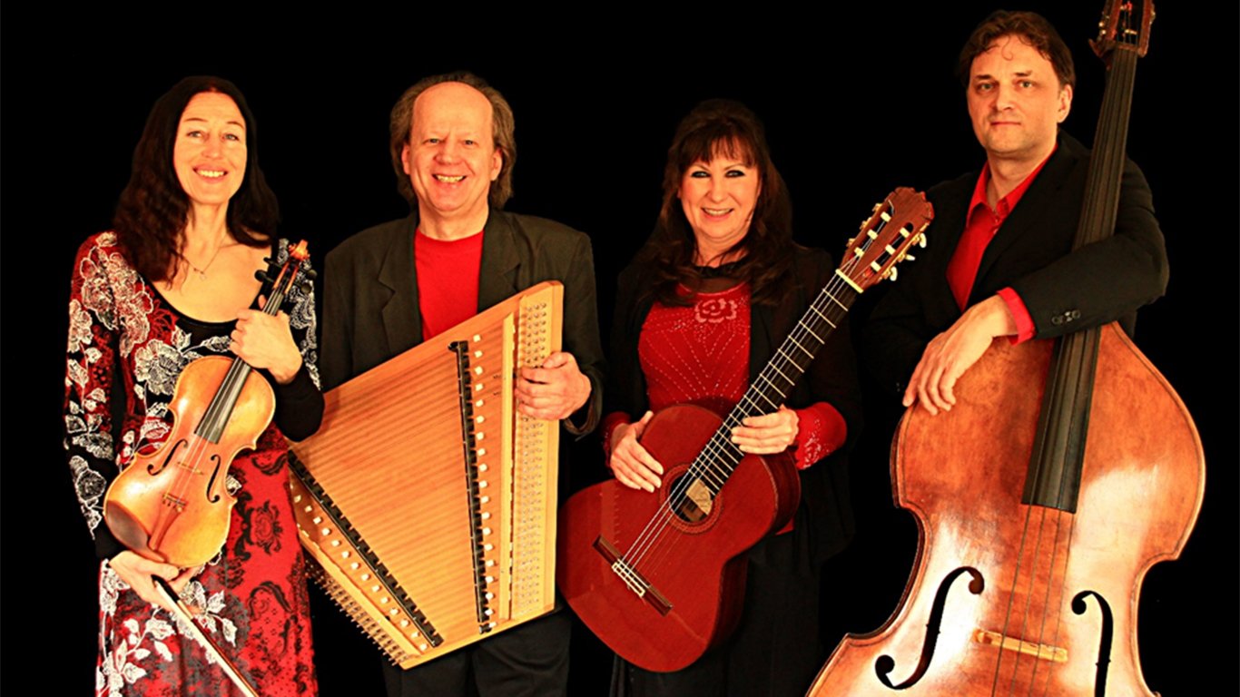 Foto der Gruppe mit Instrumenten in den Händen auf schwarzem Hintergrund