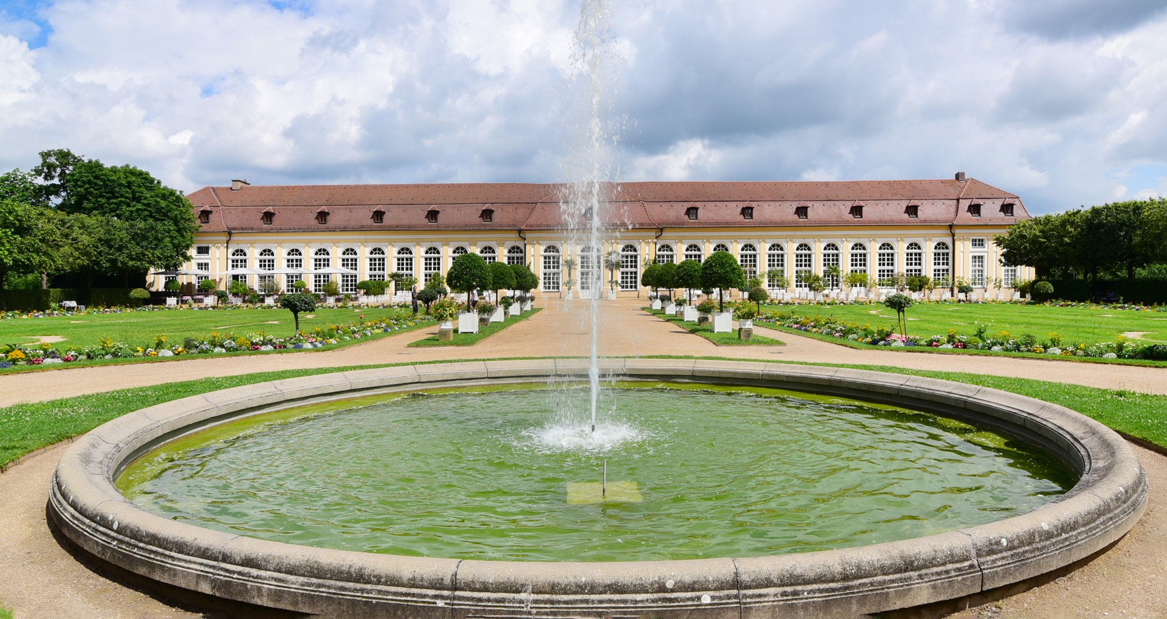Foto von der Orangerie Ansbach mit dem Brunnen