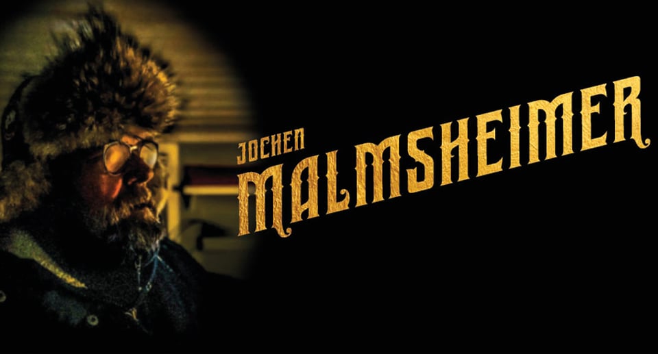 Foto des Kabarettisten Jochen Malmsheimer mit einer gelben Schrift auf dunklem Hintergrund