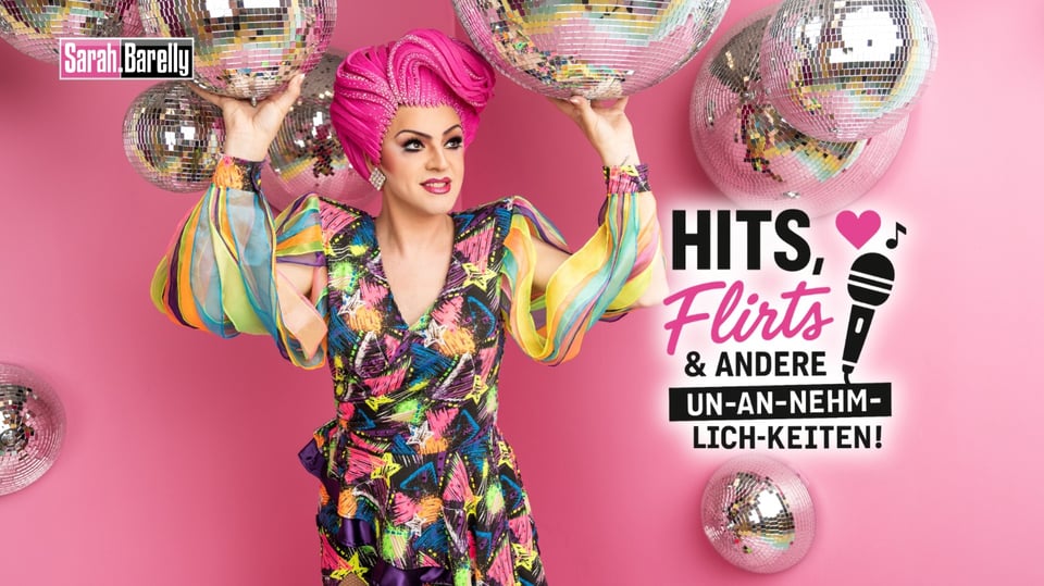 Sarah Barelly – Hits, Flirts & andere Un-an-nehm-lich-keiten: Künstlerin in buntem Outfit vor rosa Hintergrund mit Discokugeln, humorvoll inszeniert.