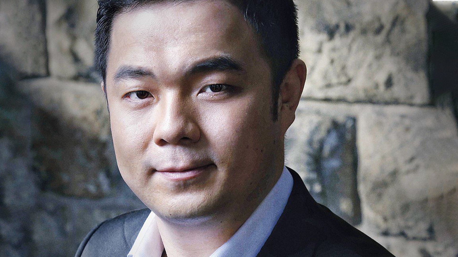 Portrait eines Künstlers vor einer Mauer