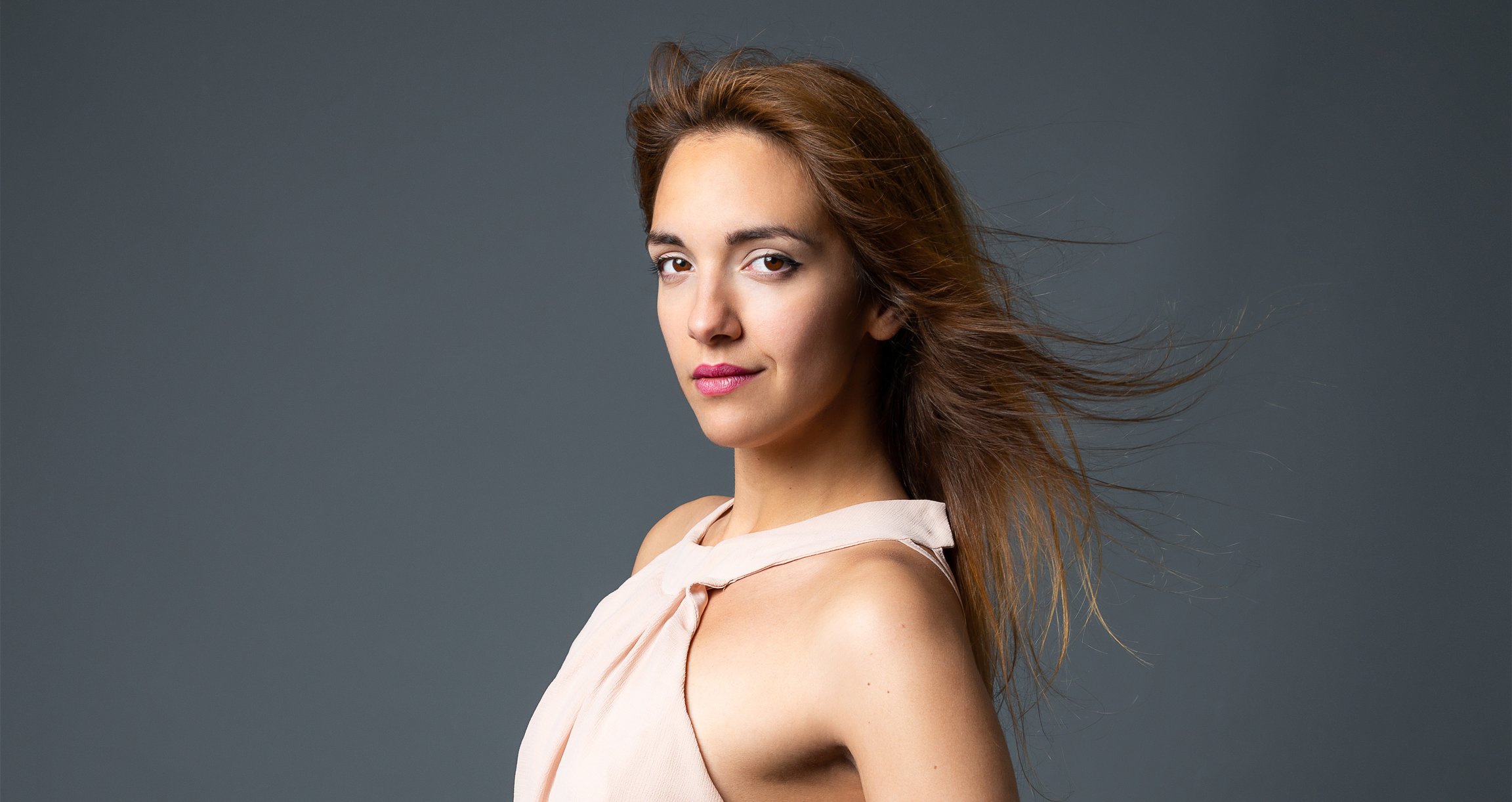 Portrait einer Frau vor grauem Hintergrund