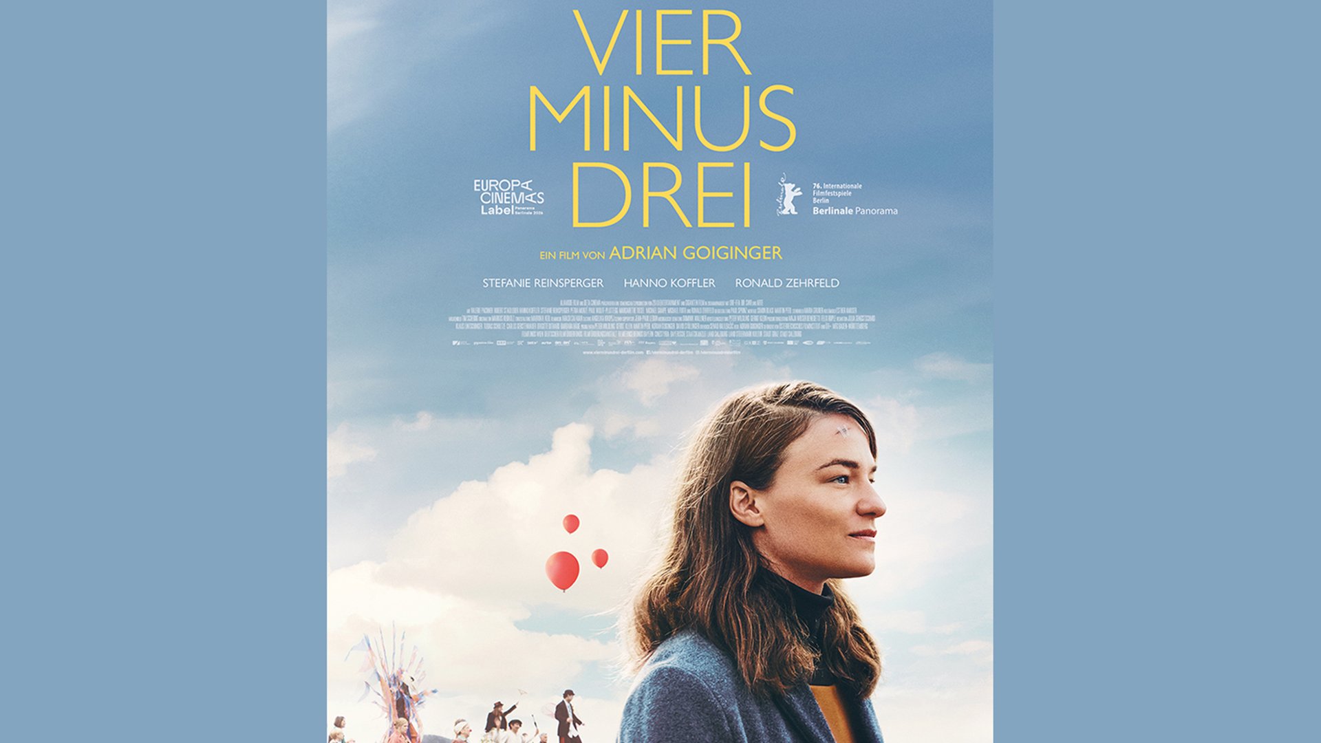 Plakat Vier minus Drei mit seitlichem Porträt einer Person vor hellem Himmel, darüber gelbe Typografie mit dem Filmtitel sowie kleine rote Ballons und unten angedeutete Szenen mit weiteren Figuren