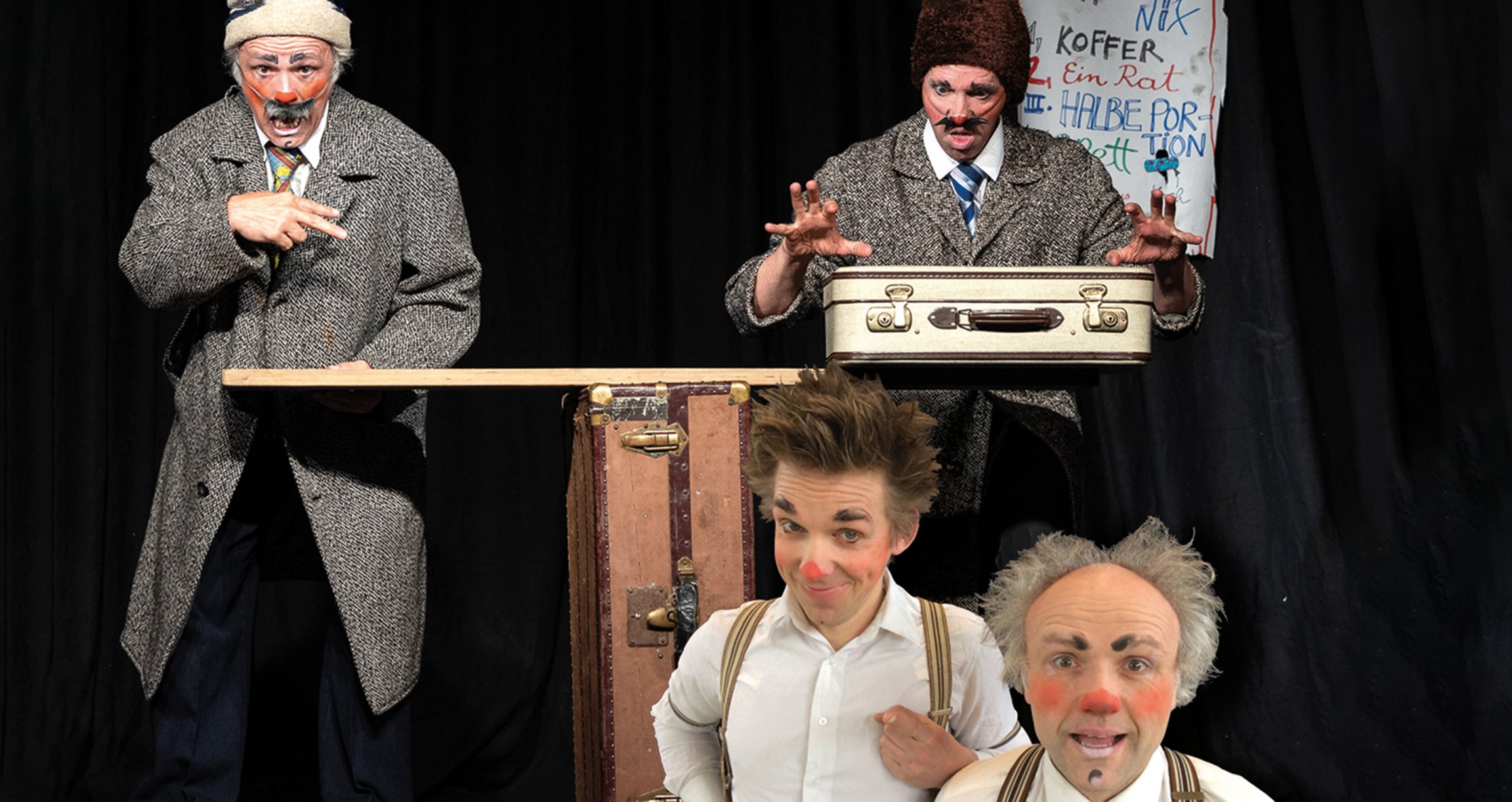 Foto von zwei Männern bei einer Theateraufführung.