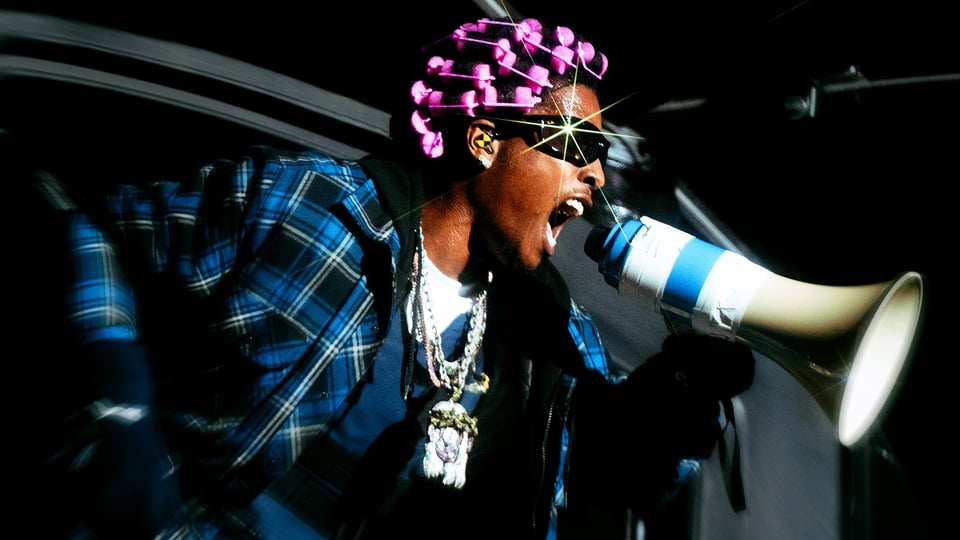 Der künstler mit Lickenwicklern singt in ein Megaphon