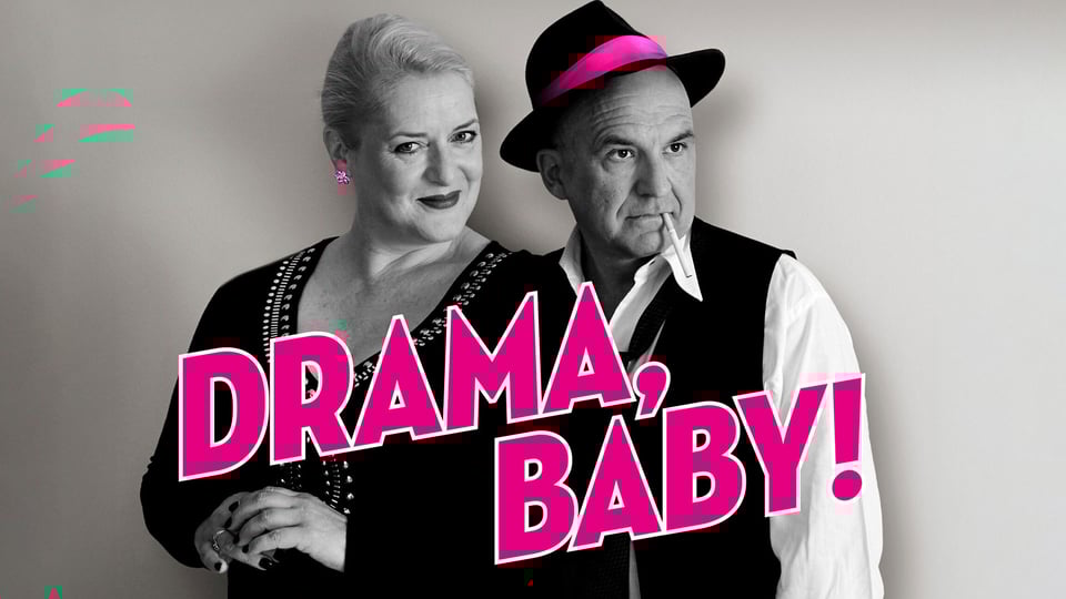 Schwarz-weiß-Foto für die Veranstaltung Fastfood Theater – Improcup 2026 mit dem Foto einer Frau und eines Mannes, mit einigen rosa Details