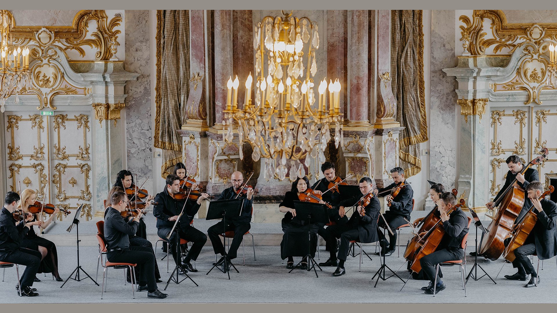 Das internationale L`Orchestra I Sedici mit Instrumenten während eines Auftrittes vor historischer Kulisse