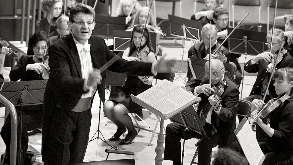 Schwarz-Weiß-Foto für das Event Symphonie Konzert mit dem Dirigenten und dem Orchester