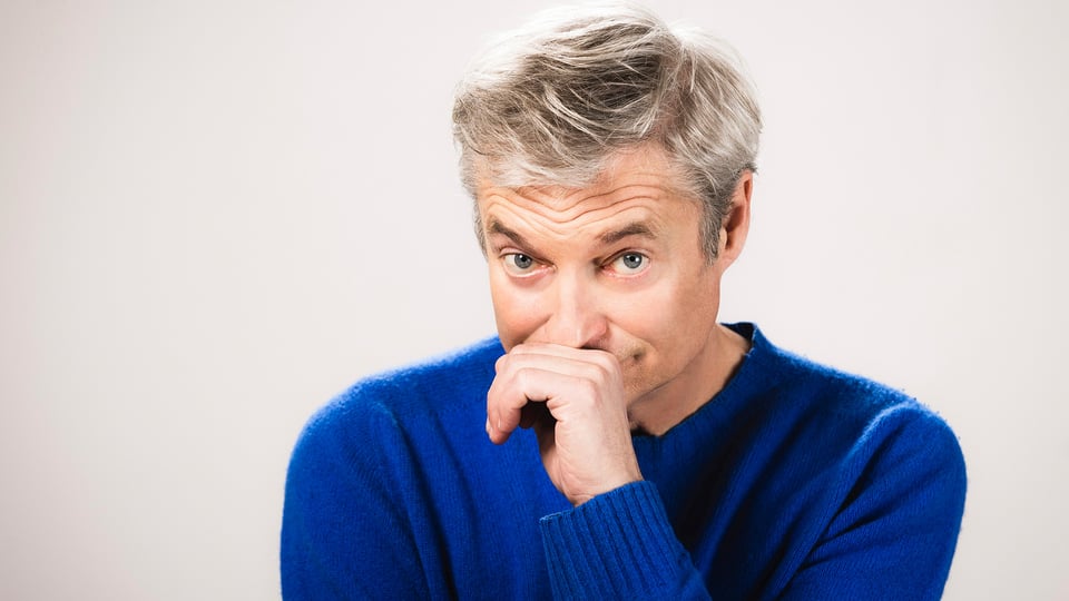 Foto für die Veranstaltung von Alfred Dorfer - GLEICH mit einem blauen Pullover vor weißem Hintergrund