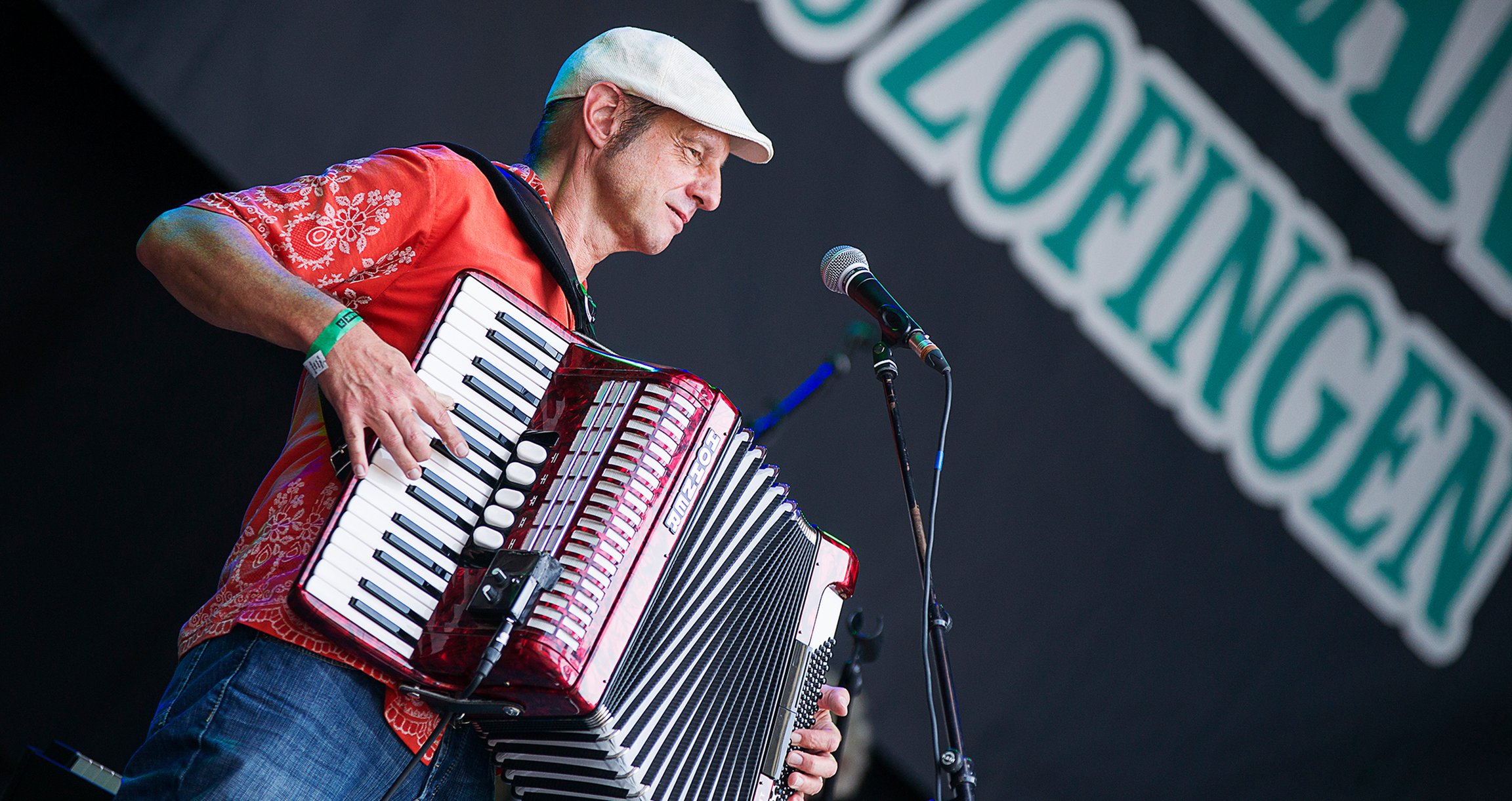Foto des Künstlers „Ludwig Seuss & Band“, der ein Akkordeon und ein Mikrofon spielt.