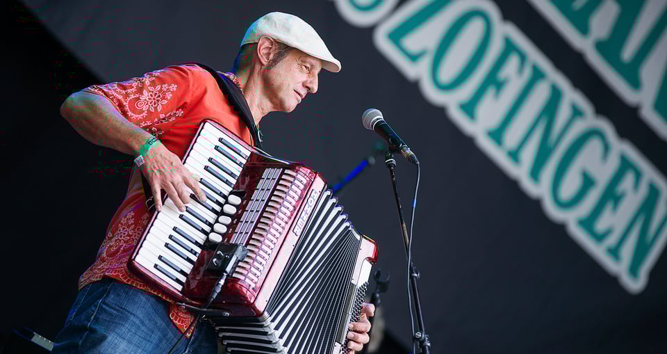 Foto des Künstlers „Ludwig Seuss & Band“, der ein Akkordeon und ein Mikrofon spielt.