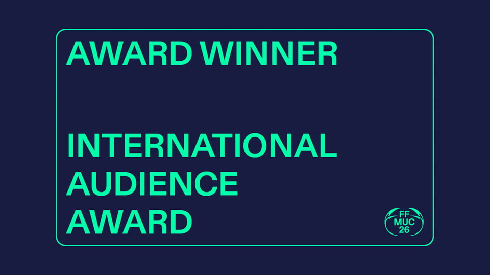 Grafik mit dem Text „Award Winner International Audience Award“ auf dunkelblauem Hintergrund.