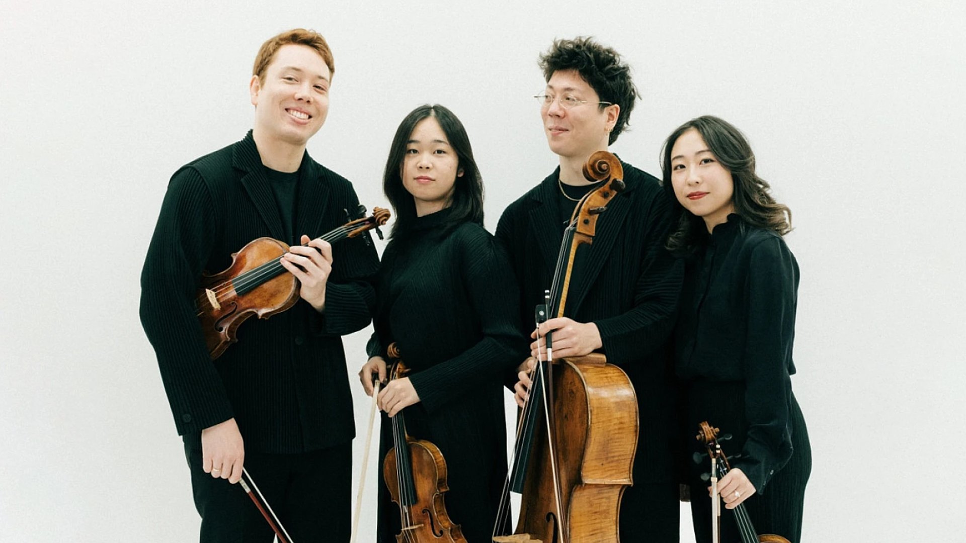 Das Leonkoro Quartett schwarz gekleidet mit Instrumenten vor hellem Hintergrund