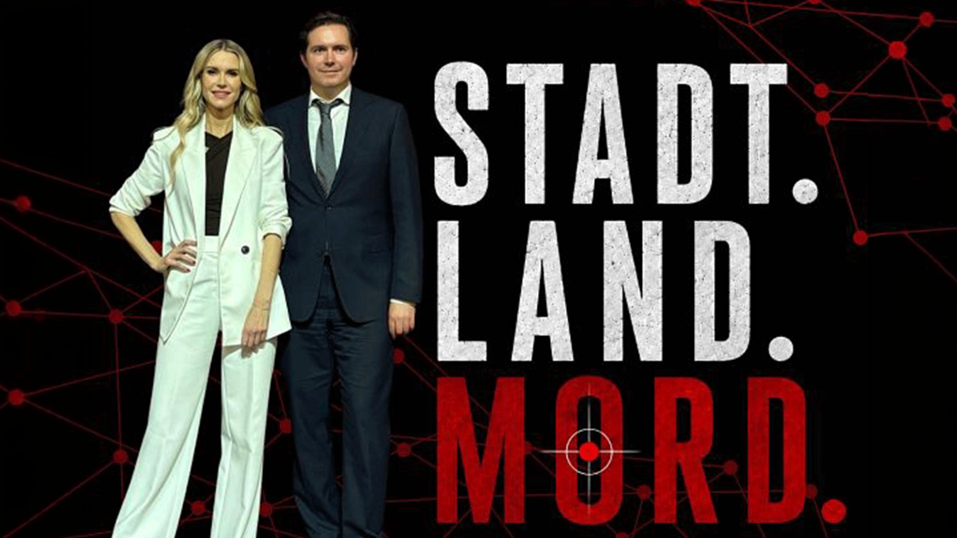 Poster mit den Aufschriften Stadt. Land. Mord. Eine Person in hellem Hosenanzug und die andere in einem dunklem Anzug stehen vor schwarzem Hintergrund mit rotem Netzwerkmuster und Fadenkreuzsymbol im Schriftzug.
