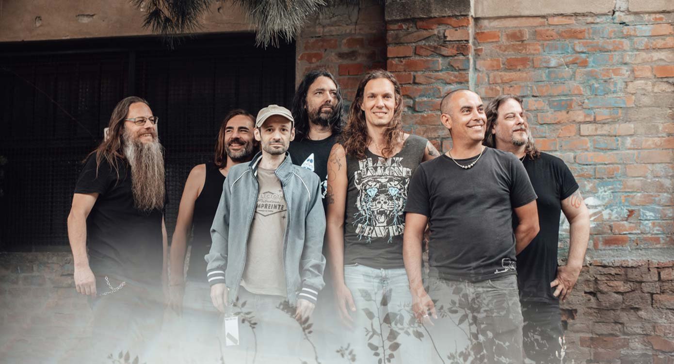 Foto der Band vor einer Ziegelwand im Hintergrund